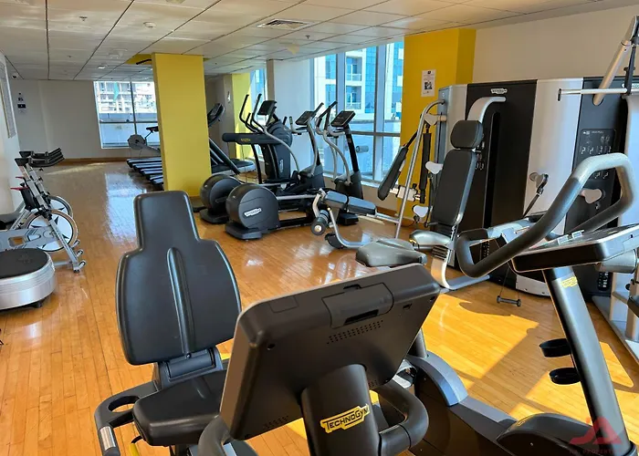 Cozy Marina View Apartment With Modern Gym & Pool, Steps To Beach & Metro
