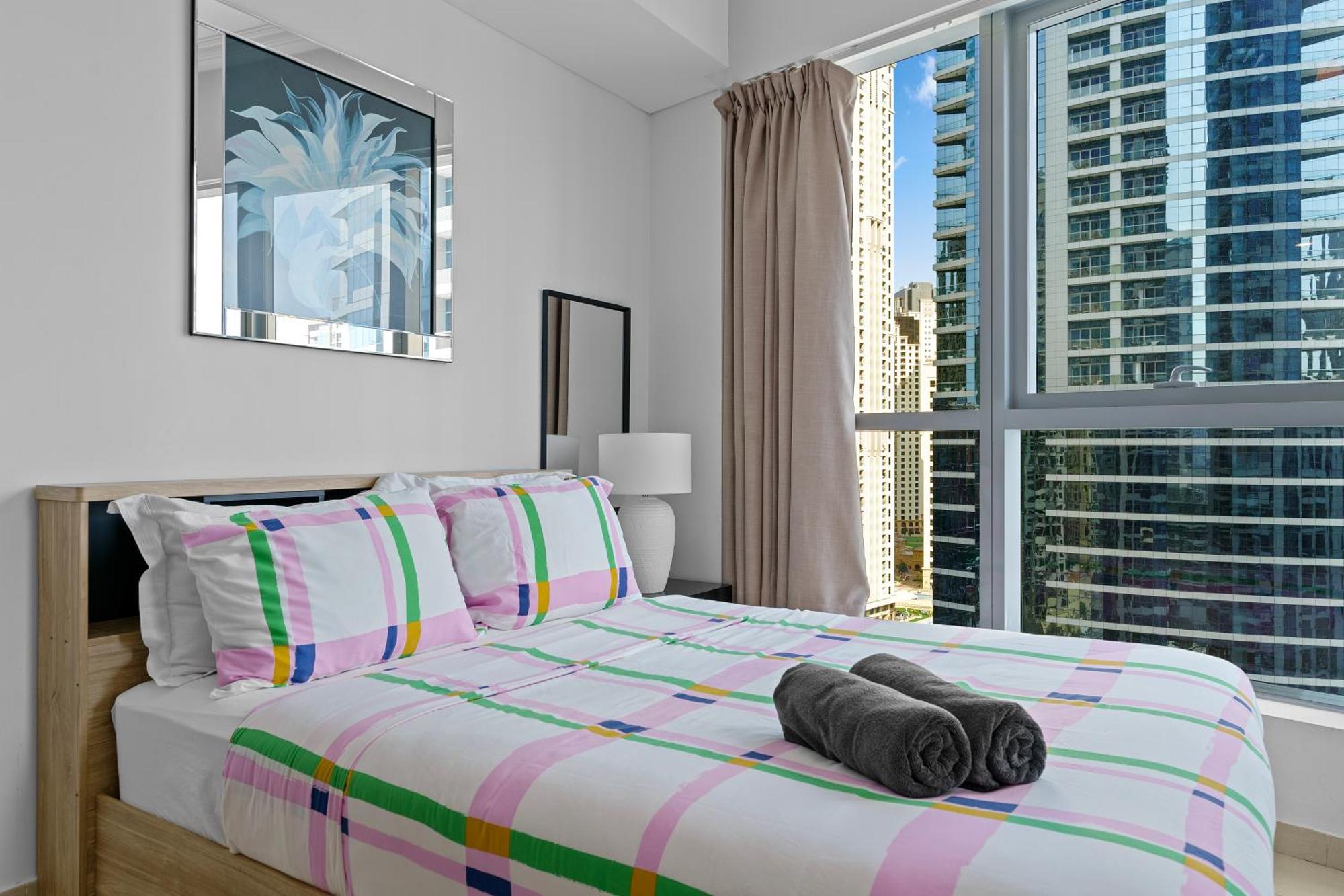 Cozy Marina View With Modern Gym & Pool, Steps To & Metro *